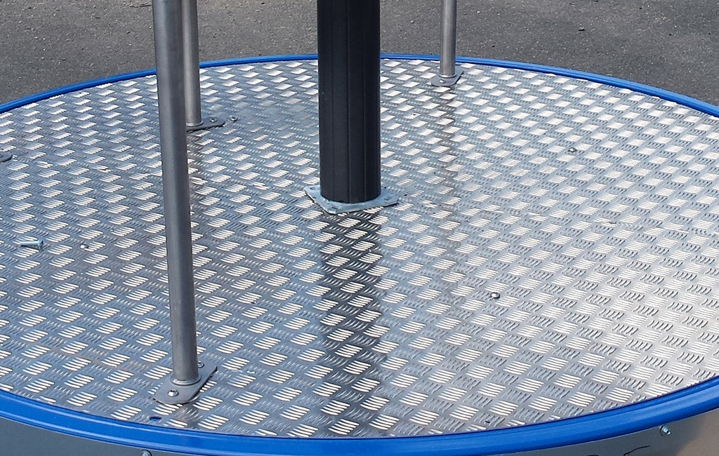 Una superficie antideslizante de aluminio estriado