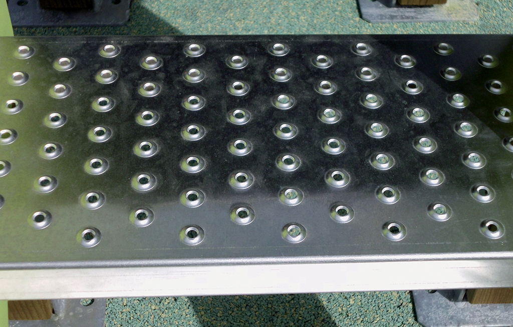 Los peldaños de la escalera y la pasarela